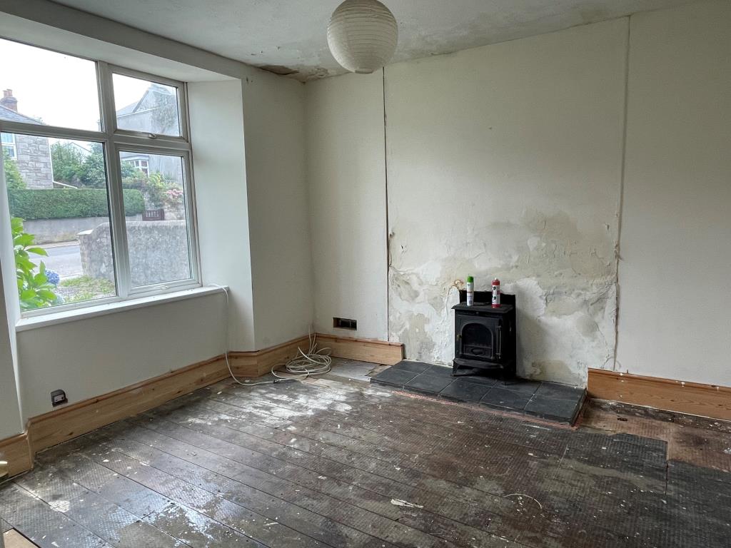 Lot: 55 - SEMI-DETACHED HOUSE FOR IMPROVEMENT -
